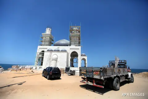 Palestinian workers work in building a Mosque Gaza City on Sep. 01, 2012. Photo by Majdi Fathi