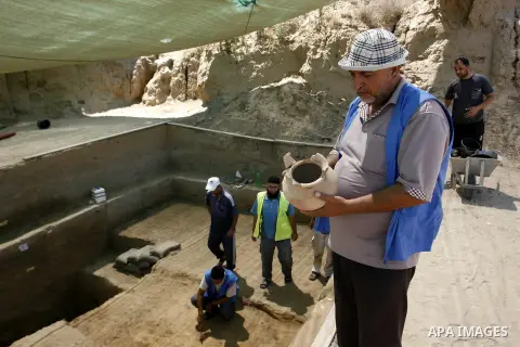 Palestinian workers do excavation in a new discovered archeological site dating back to the Iron-Age period in Rafah, southern Gaza Strip, on Aug. 30, 2012. Photo by Eyad Al Baba