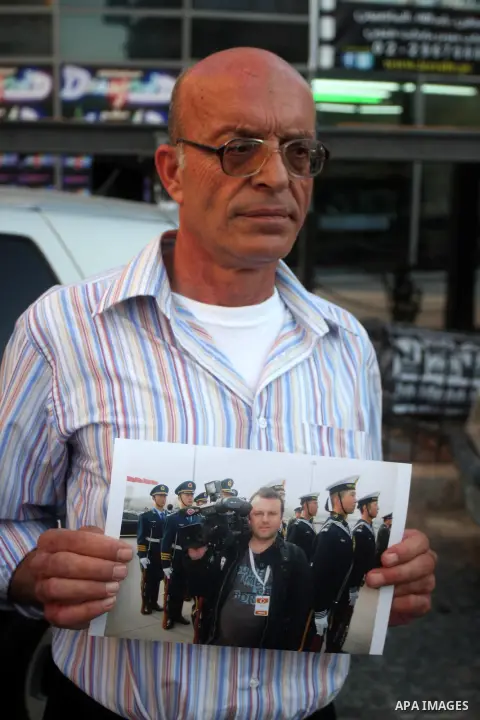 Palestinian journalists protest to demand the release of Palestinian journalist kidnapped Bashar Qaddoumi in Syria, in the West Bank city of Ramallah September 4, 2012. Photo by Issam Rimawi