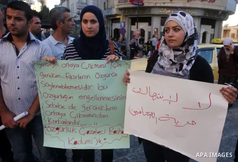 Palestinian journalists protest to demand the release of Palestinian journalist kidnapped Bashar Qaddoumi in Syria, in the West Bank city of Ramallah September 4, 2012. Photo by Issam Rimawi