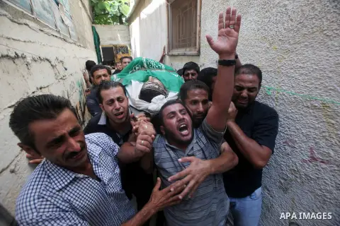 Palestinian mourners carry the body of Zakaria Al Gammal during his funeral in Gaza City September 6, 2012. An Israeli air strike on the Hamas-governed Gaza Strip killed three gunmen, one of them Al-Geram, as they tried...