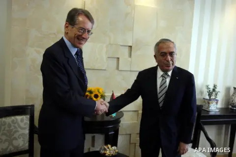 Palestinian prime minister Salam Fayyad (R) shakes hands with his Italian counterpart Giulio Terzi at the foreign ministry in the West Bank city of Ramallah on September 6, 2012. Photo by Issam Rimawi