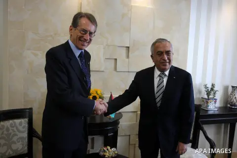 Palestinian prime minister Salam Fayyad (R) shakes hands with his Italian counterpart Giulio Terzi at the foreign ministry in the West Bank city of Ramallah on September 6, 2012. Photo by Issam Rimawi