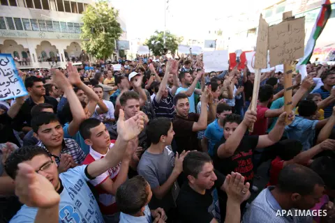 Palestinians call for Palestinian Prime Minister Salam Fayyad to step down as they demonstrate against the high and increasing cost of living, in a protest in the West Bank city of Hebron, 06 September 2012. Photo by Mam...