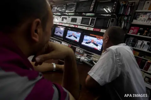 Palestinians watch TV as President Mahmoud Abbas (Abu Mazen), delivers speech to discusses the economic situation in the West Bank and Gaza strip, on Sep. 08, 2012. Photo by Ashraf Amra