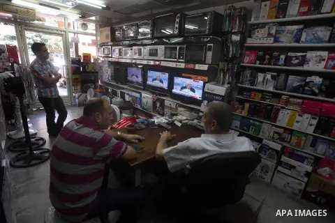 Palestinians watch TV as President Mahmoud Abbas (Abu Mazen), delivers speech to discusses the economic situation in the West Bank and Gaza strip, on Sep. 08, 2012. Photo by Ashraf Amra