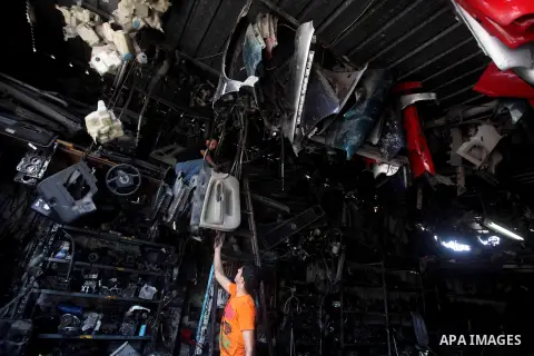 Palestinian auto mechanics work at their workshop in Gaza city, on September 08, 2012. Photo by Ashraf Amra