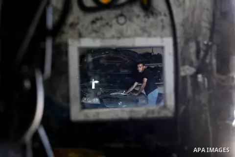 A Palestinian auto mechanic works at his workshop in Gaza city, on September 08, 2012. Photo by Ashraf Amra