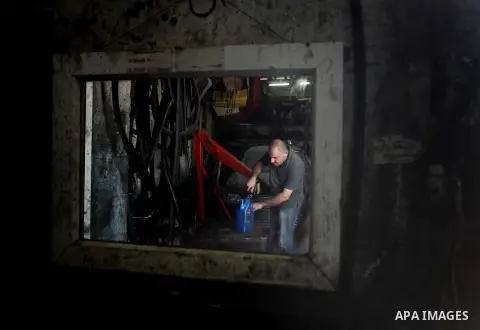 A Palestinian auto mechanic works at his workshop in Gaza city, on September 08, 2012. Photo by Ashraf Amra