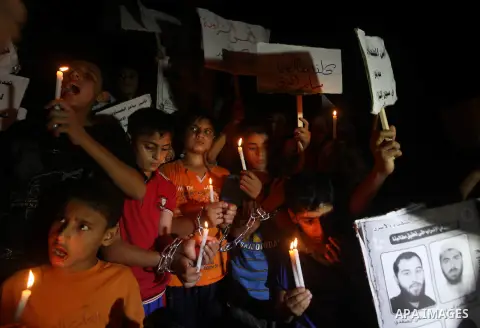Palestinian children light candles during a rally in solidarity with prisoners in Israeli jails, in front of the Red Cross' offices in Gaza city, September 08, 2012. Photo by Majdi Fathi