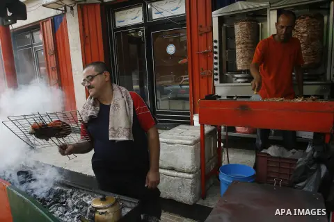 Palestinian vendors sell shawarma at Al Hana restaurant in Rafah in the southern Gaza Strip, on Sep. 12, 2012. Photo by Eyad Al Baba