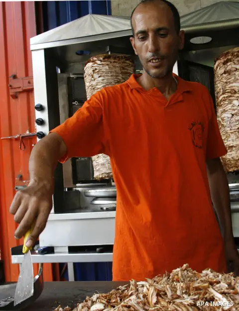 Palestinian vendors sell shawarma at Al Hana restaurant in Rafah in the southern Gaza Strip, on Sep. 12, 2012. Photo by Eyad Al Baba