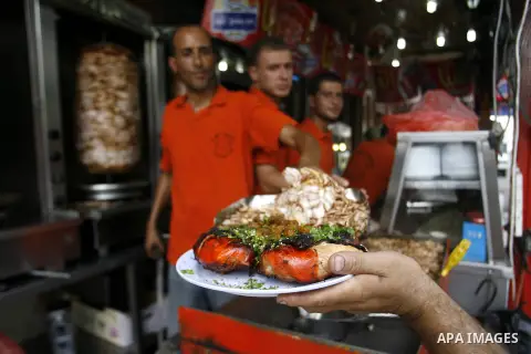 Palestinian vendors sell shawarma at Al Hana restaurant in Rafah in the southern Gaza Strip, on Sep. 12, 2012. Photo by Eyad Al Baba