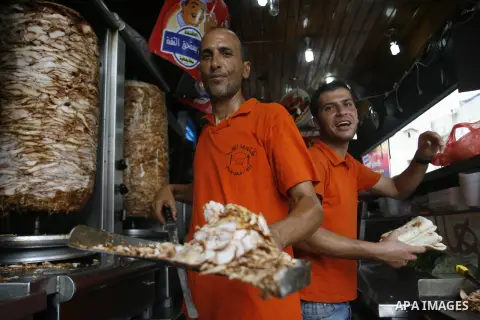 Palestinian vendors sell shawarma at Al Hana restaurant in Rafah in the southern Gaza Strip, on Sep. 12, 2012. Photo by Eyad Al Baba