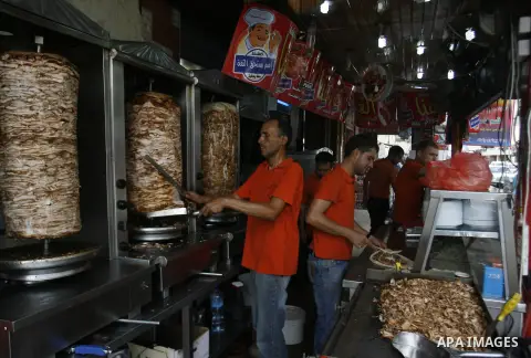 Palestinian vendors sell shawarma at Al Hana restaurant in Rafah in the southern Gaza Strip, on Sep. 12, 2012. Photo by Eyad Al Baba