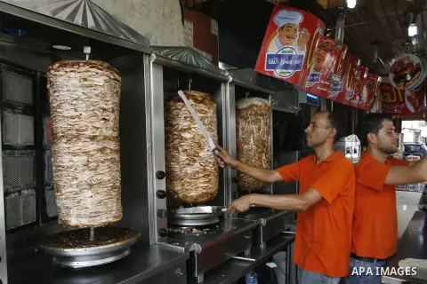 Palestinian vendors sell shawarma at Al Hana restaurant in Rafah in the southern Gaza Strip, on Sep. 12, 2012. Photo by Eyad Al Baba
