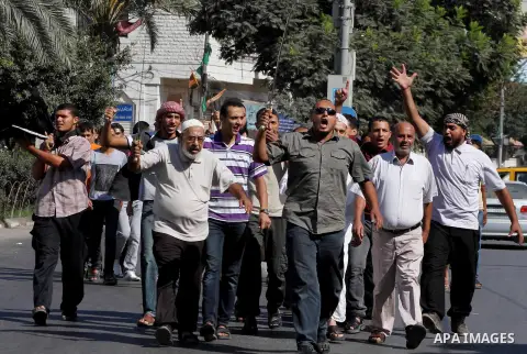 Palestinians chant during protest in front of the United Nations headquarters in Gaza city against the showing of a movie that is allegedly offensive to Muslim Prophet Mohammad, Sept 12, 2012. Photo by Ashraf Amra