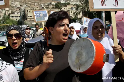 Palestinian demonstrators bang on pots during protest against rising prices and taxes in the West Bank, city of Nablus September 13, 2012. Photo by Nedal Eshtayah