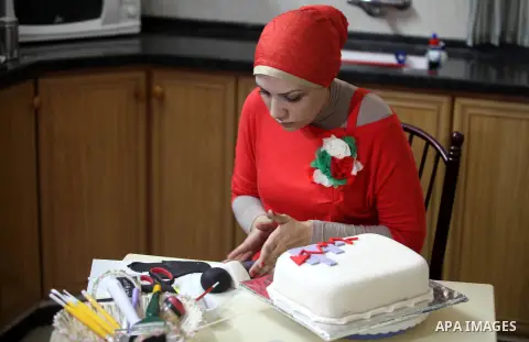 Palestinian Rawand Hasona, 23 years old, makes a cake at her house in Gaza city, Sept. 14, 2012. Hasnona is the first cake artistic in Gaza and receives cake requests on her page on Facebook to make cakes art forms. Phot...