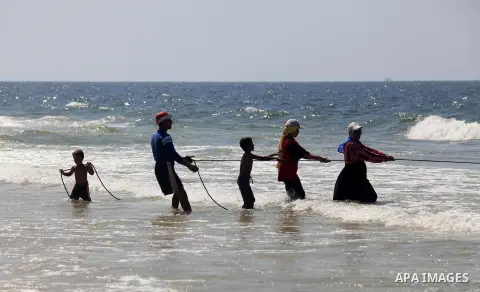 A Palestinian family work in fishing, tow their trawl from the sea in Deir al-Balah Palestinian refugee camp, central of Gaza Strip, on September 19, 2012. Photo by Majdi Fathi