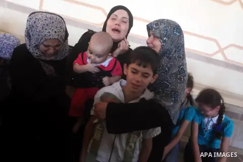 Relatives of Palestinian security official Ashraf Saleh mourn during his funeral in Rafah in the southern Gaza Strip September 20, 2012. Israel killed two Palestinian security officials, one of them Saleh, in the Hamas-r...