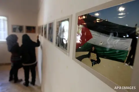 Palestinians participate in the photography gallery to calling for an end to the division between Hamas and Fatah in Gaza City, Saturday, Sep. 22, 2012. Photo by Majdi Fathi