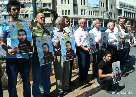 Palestinians participate a protest to calling for the liberty of Palestinians being held in Israeli jails, in the West Bank city of Nablus on September 23, 2012. Photo by Nedal Eshtayah