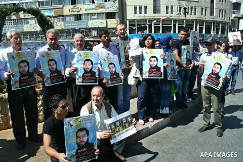 Palestinians participate a protest to calling for the liberty of Palestinians being held in Israeli jails, in the West Bank city of Nablus on September 23, 2012. Photo by Nedal Eshtayah