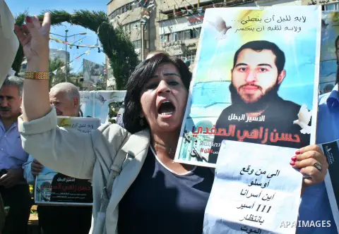 Palestinians participate a protest to calling for the liberty of Palestinians being held in Israeli jails, in the West Bank city of Nablus on September 23, 2012. Photo by Nedal Eshtayah
