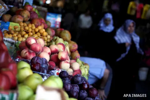 Palestinian women buy fruits at a market in Gaza city, Sept. 23, 2012. The ministry of Agriculture in Gaza government decided stop import fruits from Israel except apples and bananas to support the local fruits products....