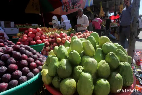 Palestinian women buy fruits at a market in Gaza city, Sept. 23, 2012. The ministry of Agriculture in Gaza government decided stop import fruits from Israel except apples and bananas to support the local fruits products....