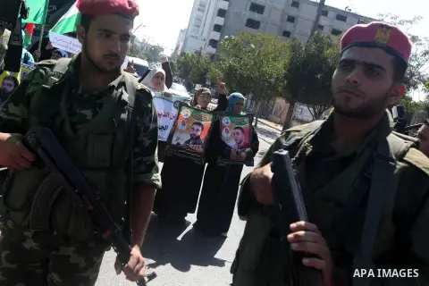 Palestinians police take part in a protest in Gaza City calling for the release of Palestinian prisoners from Israeli jails September 24, 2012. Photo by Majdi Fathi