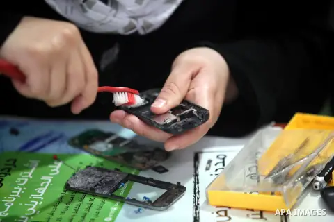 Palestinian Fatma al-Halouli repairs a cell phone at her shop in Gaza city on 25 September 2012. The International Monetary Fund (IMF) noted that growth has slowed and unemployment risen in both the West Bank and the Gaz...