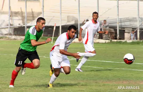 The Palestinian team of Youth Khan Younis and the team of al-Shijaia during the premier league in Gaza city on 29 September 2012. Photo by Alaa Shamaly