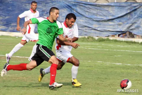The Palestinian team of Youth Khan Younis and the team of al-Shijaia during the premier league in Gaza city on 29 September 2012. Photo by Alaa Shamaly