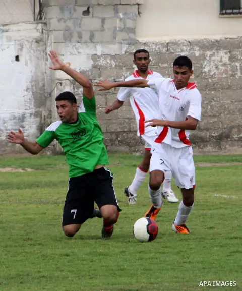 The Palestinian team of Youth Khan Younis and the team of al-Shijaia during the premier league in Gaza city on 29 September 2012. Photo by Alaa Shamaly
