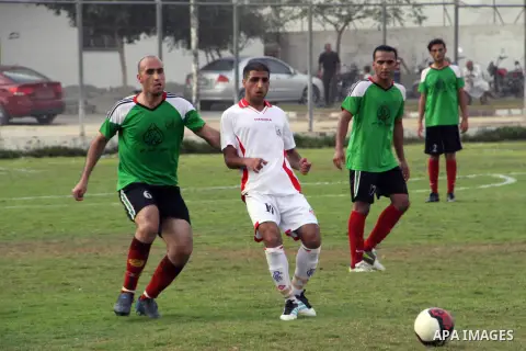 The Palestinian team of Youth Khan Younis and the team of al-Shijaia during the premier league in Gaza city on 29 September 2012. Photo by Alaa Shamaly