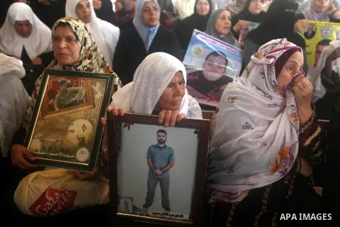 Palestinian women hold pictures of their relatives prisoners held in Israeli jails during a rally calling for their release in front of the red cross office in Gaza city October 1, 2012. Photo by Majdi Fathi