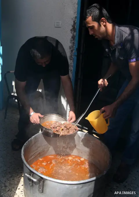 Food is dished out to Palestinian prisoners in the Hamas-run Ansar prison in Gaza City on October 4, 2012. The jail holds prisoners convicted of all types of offenses. Human Rights Watch accused Gaza's ruling Hamas movem...