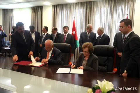 Palestinian Prime Minister Salam Fayyad and his Jordanian counterpart Fayez al-Tarawneh attend signing joint cooperation agreements between their governments in the West Bank city of Ramallah, 04 October 2012. Photo by M...