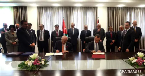 Palestinian Prime Minister Salam Fayyad and his Jordanian counterpart Fayez al-Tarawneh attend signing joint cooperation agreements between their governments in the West Bank city of Ramallah, 04 October 2012. Photo by M...