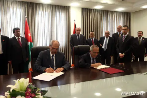Palestinian Prime Minister Salam Fayyad signs joint cooperation agreements with his Jordanian counterpart Fayez al-Tarawneh in the West Bank city of Ramallah, 04 October 2012. Photo by Mustafa Abu Dayeh