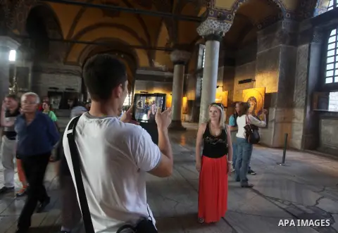 Foreign tourists during a tour in the Tourism places, in Turkey on Oct. 08, 2012. Photo by Ashraf Amra
