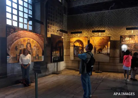 Foreign tourists during a tour in the Tourism places, in Turkey on Oct. 08, 2012. Photo by Ashraf Amra