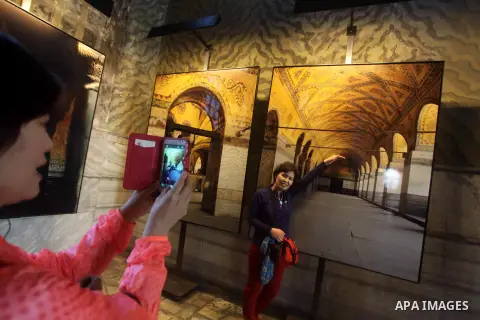 Foreign tourists during a tour in the Tourism places, in Turkey on Oct. 08, 2012. Photo by Ashraf Amra