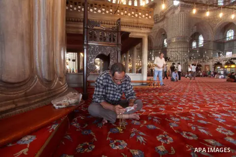 Foreign tourists during a tour in the Tourism places, in Turkey on Oct. 08, 2012. Photo by Ashraf Amra