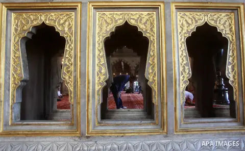 Foreign tourists during a tour in the Tourism places, in Turkey on Oct. 08, 2012. Photo by Ashraf Amra