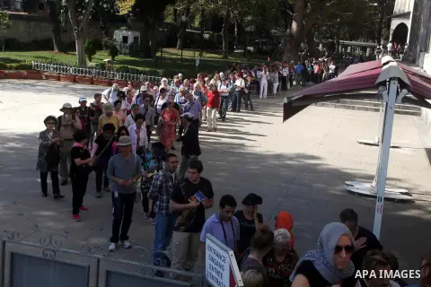 Foreign tourists during a tour in the Tourism places, in Turkey on Oct. 08, 2012. Photo by Ashraf Amra