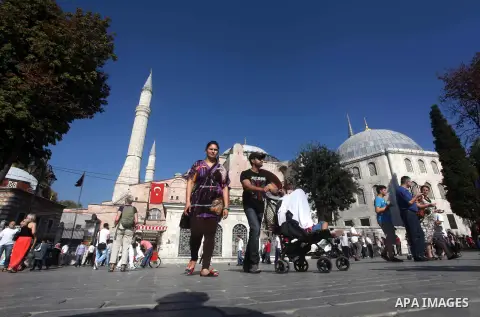 Foreign tourists during a tour in the Tourism places, in Turkey on Oct. 08, 2012. Photo by Ashraf Amra