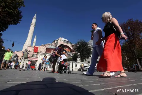 Foreign tourists during a tour in the Tourism places, in Turkey on Oct. 08, 2012. Photo by Ashraf Amra